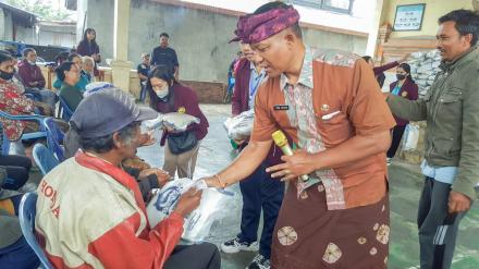 Sasar Masyarakat Kurang Mampu Perbekel Desa Gobleg bagikan 174 Paket Beras